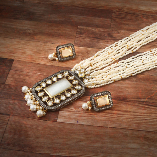 White Stone With Pearl Rani Haar